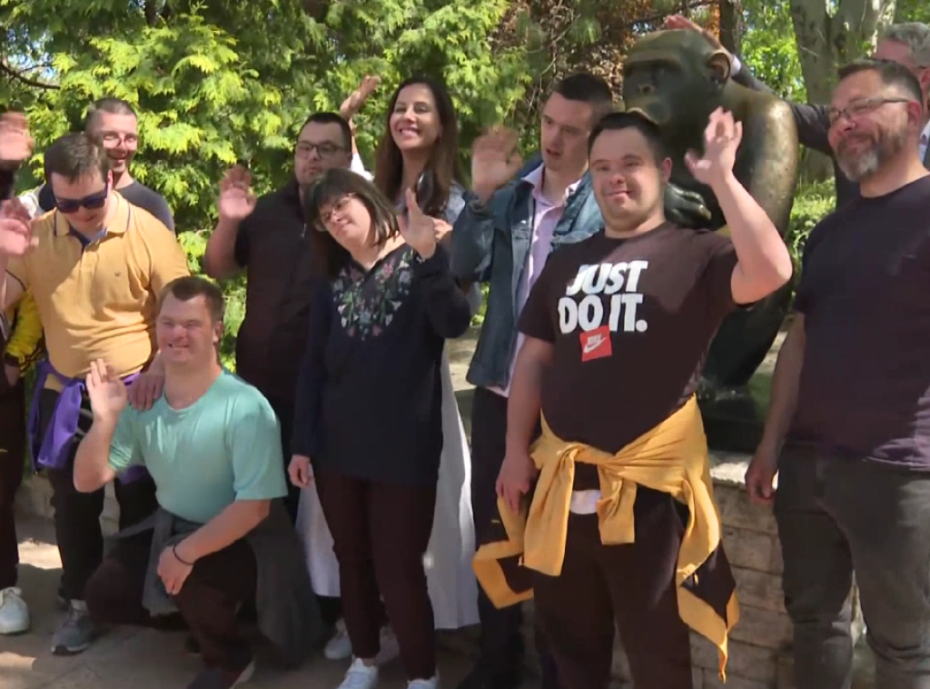 Tamara Vučić sa osobama sa Daunovim sindromom obišla beogradski Zoo vrt