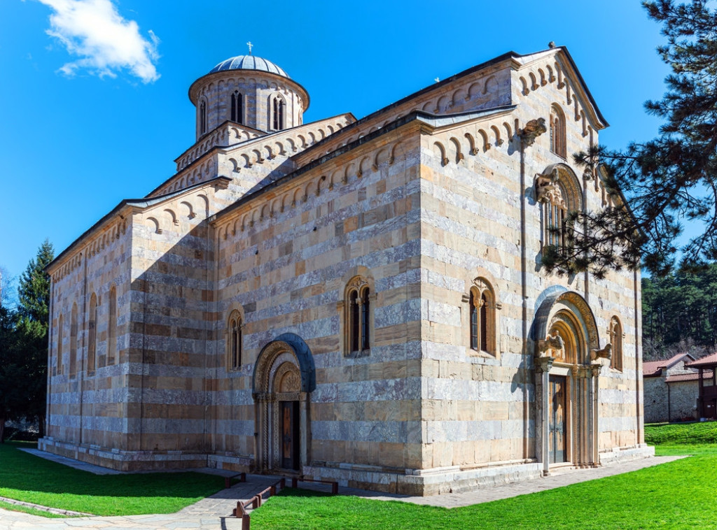 Visoki Dečani: Bivši oficir KFOR-a i 50 italijanskih studenata posetili manastir