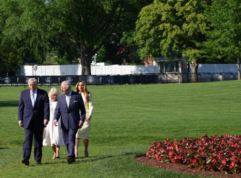 Trampov prijateljski gest sa kraljem Čarlsom ocenjen kao odstupanje od protokola