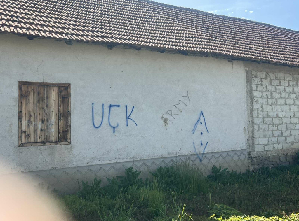 Kancelarija za KiM: Na kući porodice Jovanović u selu Mogila ispisani grafiti "UČK"