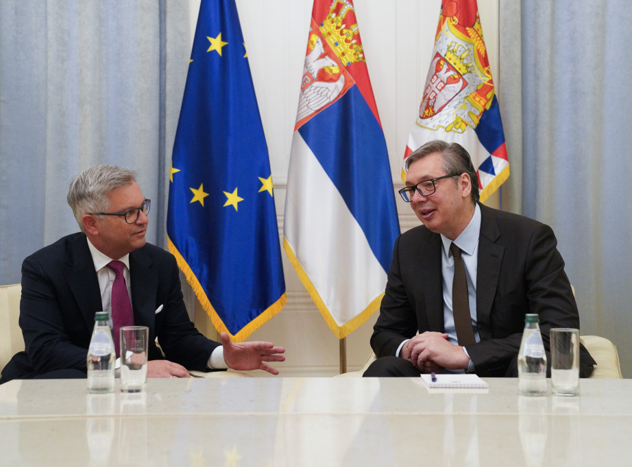 Predsednik Vučić sastao se sa evropskim komesarom za unutrašnje poslove i migracije