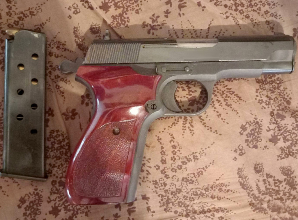 U Sremskoj Mitrovici uhapšen muškarac sa 500.000 tableta psihoaktivnih supstanci i pištoljem