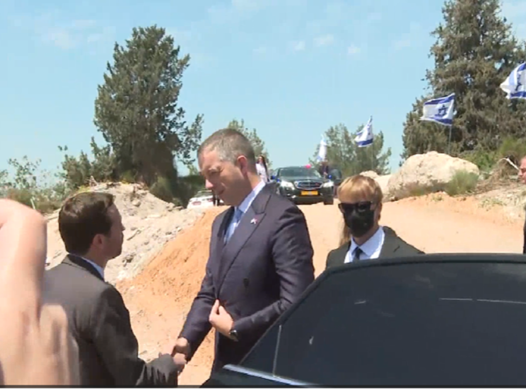 Đurić u obilasku Beit Šemeša - grada pogođenog iranskim balističkim raketama