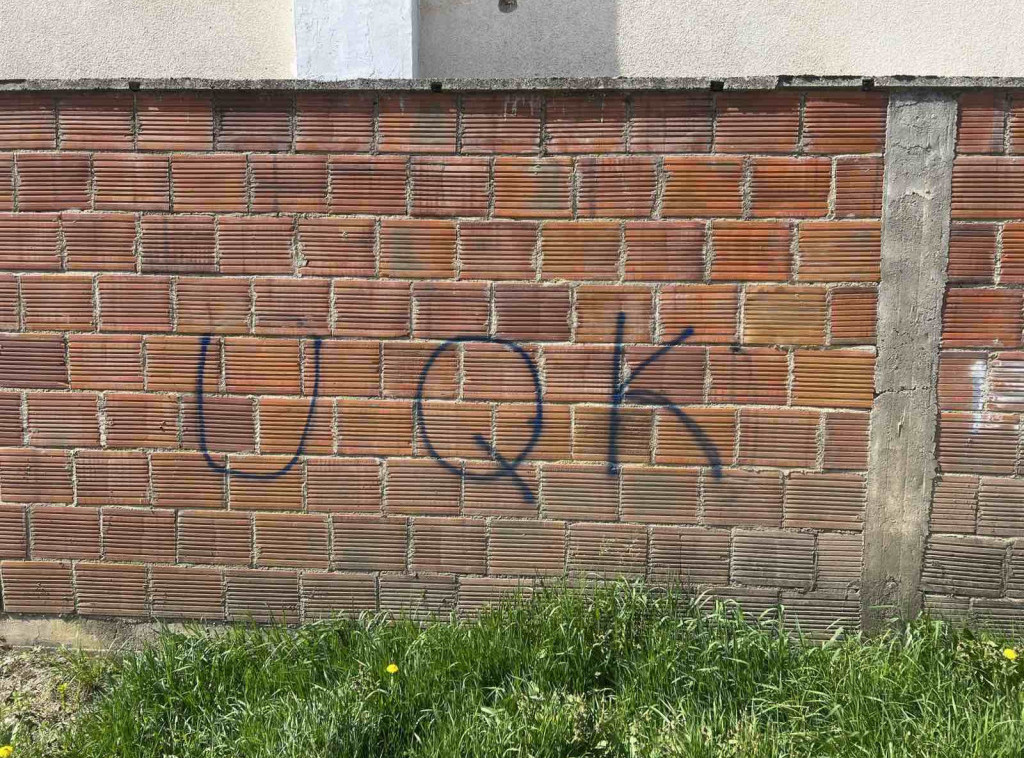 Srpska lista: Grafiti UČK u selu Mogila su jasan primer atmosfere u kojoj se Srbi na KiM nalaze