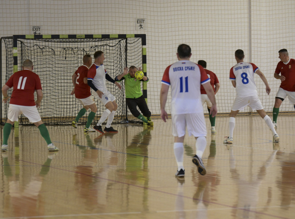 Srpski i mađarski oficiri odigrali prijateljski meč u malom fudbalu u Staroj Pazovi