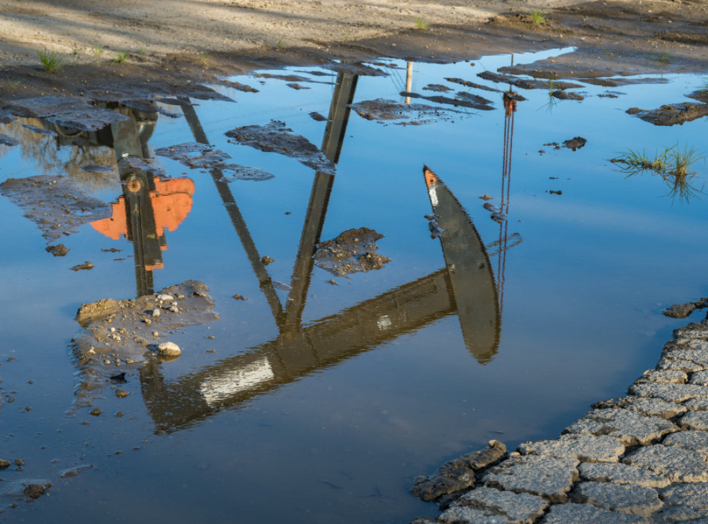 Predsednik iranskog parlamenta: Nijedna naftna bušotina nije pogođena