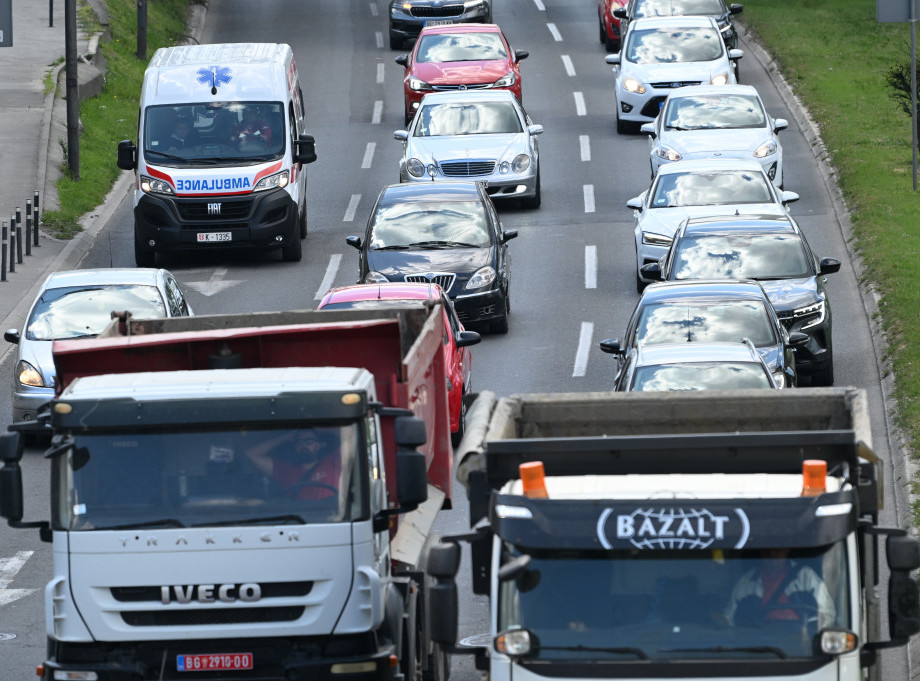 Vožnja u koloni u kombinaciji sa umornim vozačima krije mnoge opasnosti,upozoravaAMSS