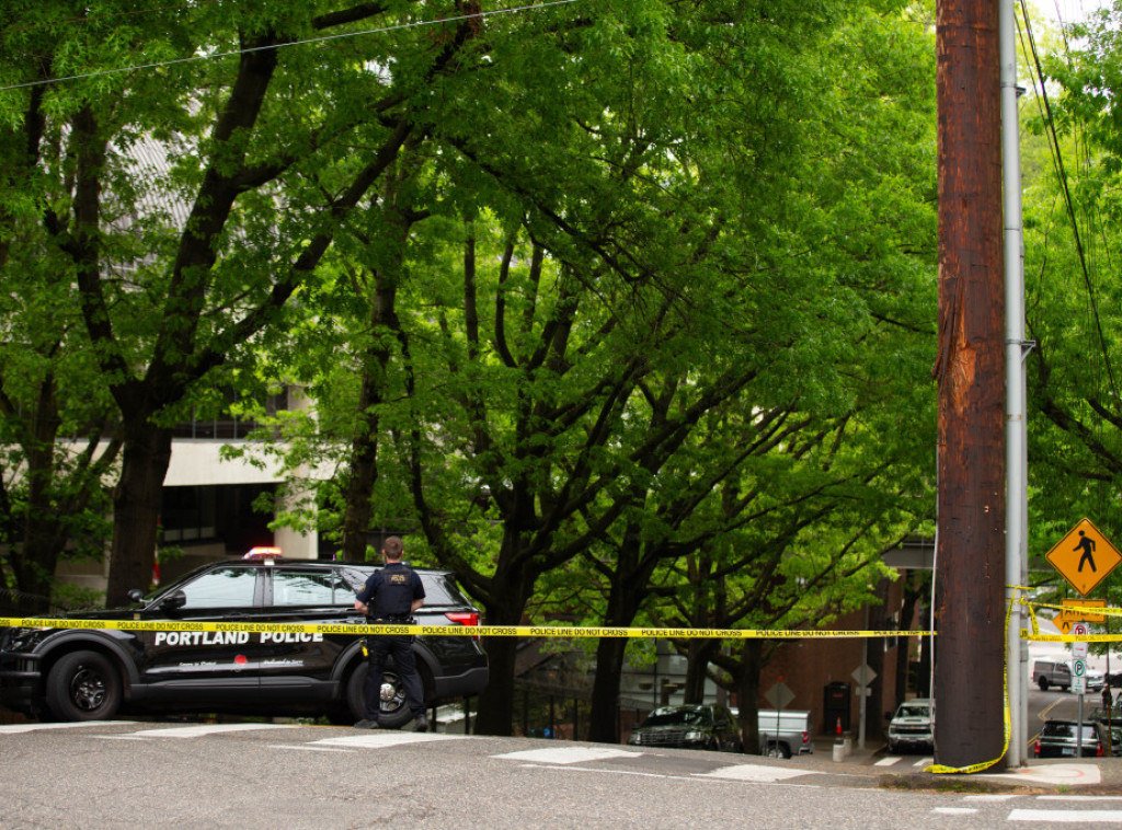 Vozilo sa eksplozivom udarilo u atletski klub u Portlandu, vozač poginuo