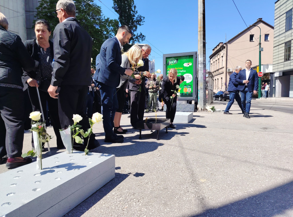 Bele ruže ostavljene u spomen na stradale u Dubrovoljačkoj ulici ubrzo završile u kontejnerima