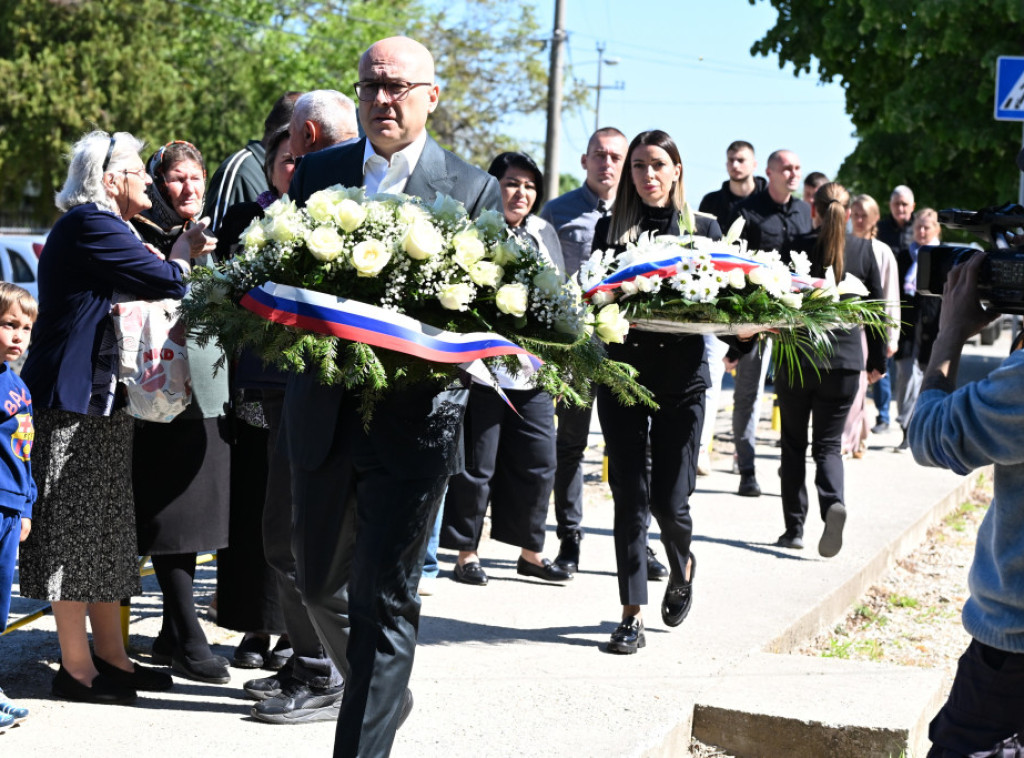 Adrijana Mesarović i Miloš Vučević položili vence u Duboni povodom treće godišnjice masovnog ubistva