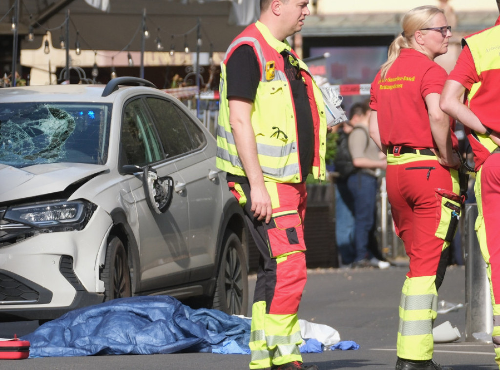 Lajpcig: Automobil uleteo u gomilu ljudi, dve osobe poginule, dve teško povređene