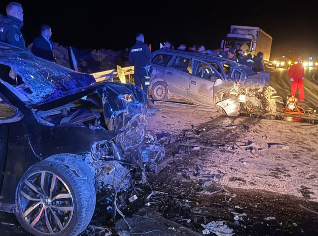 Nesreća na putu Raška-Novi Pazar, tri osobe poginule u direktnom sudaru dva automobila