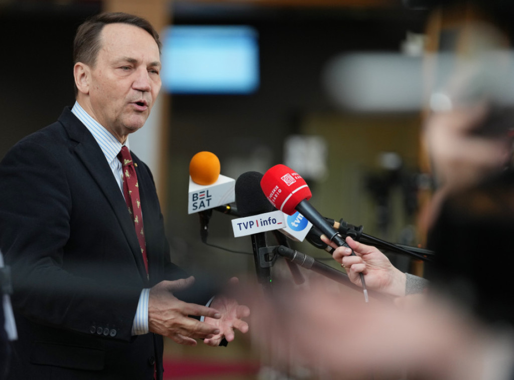 Sikorski: Ako Fico podrži mere pomoći Kijevu, možga bismo mu oprostili posetu Rusiji
