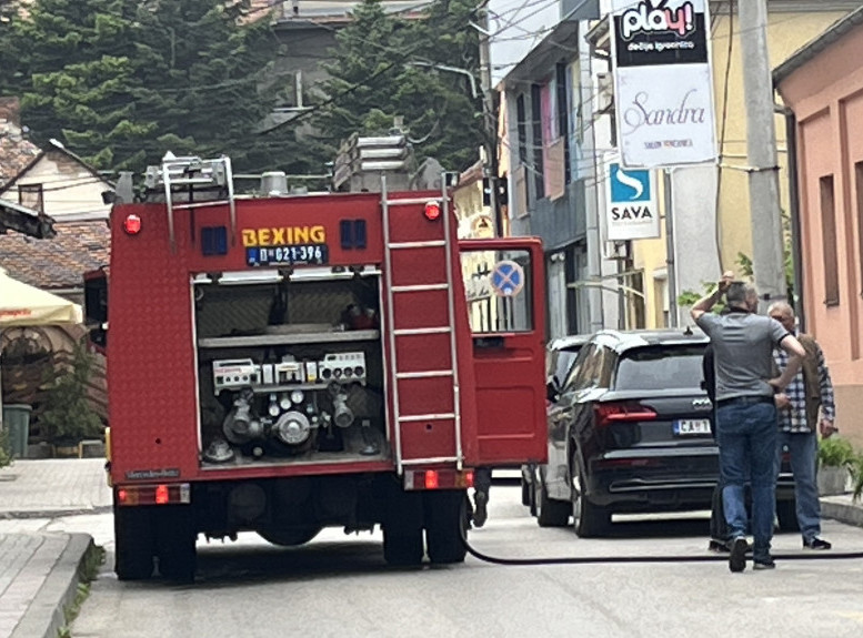 Lokalizovan požar u kući u Kaluđerici, vatrogasci i dalje gase požar