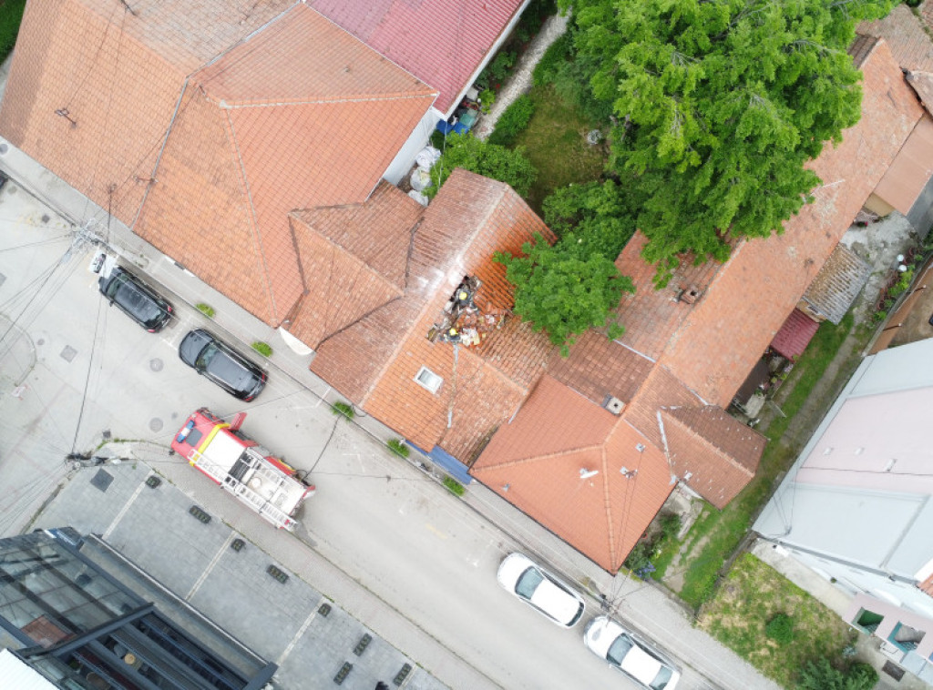 Lokalizovan požar na stambeno-poslovnom objektu u centru Čačka