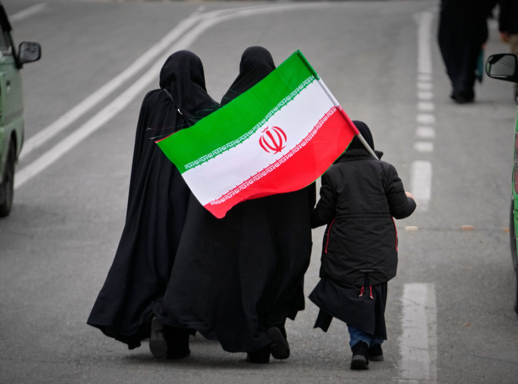 Iranski mediji potvrdili: Napadnuta tri američka razarača kod Ormuskog moreuza