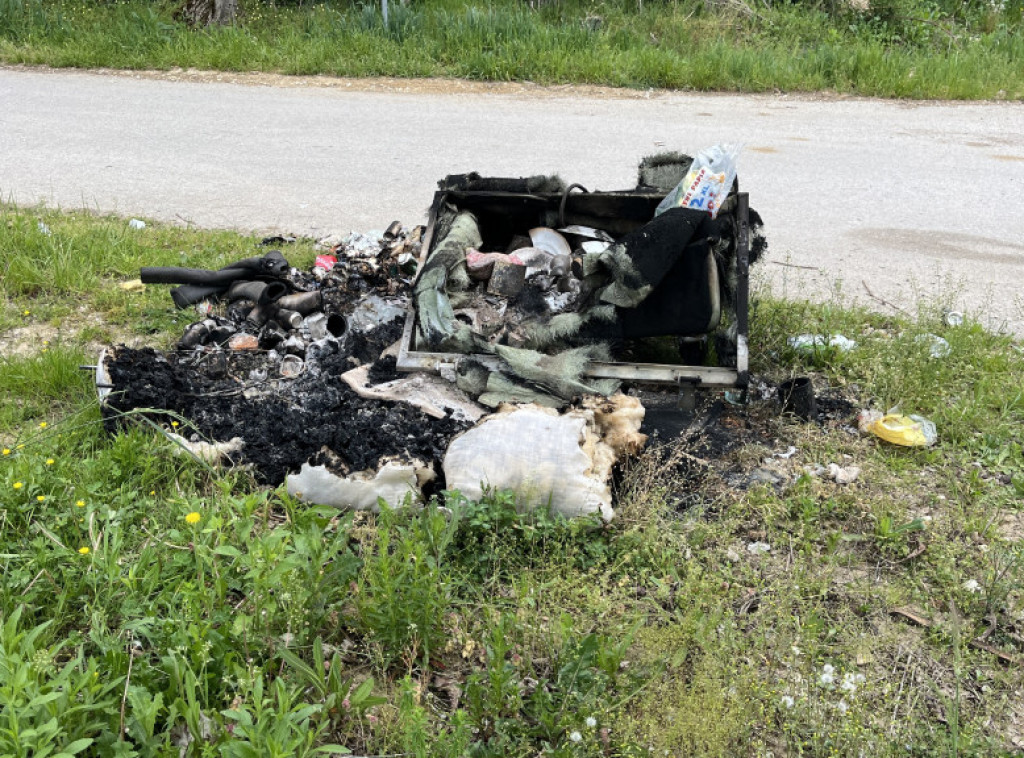 Nepoznati počinioci zapalili preko 10 komunalnih kontejnera u Dragačevu, šteta velika