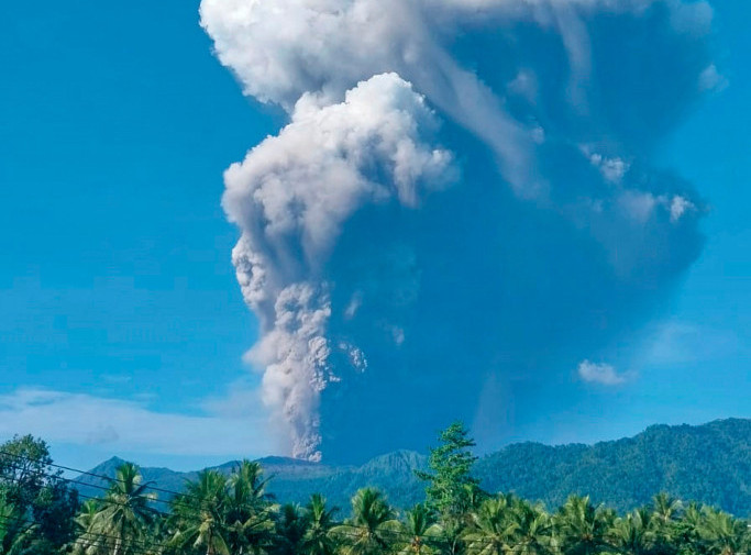 Indonezija nastavlja potragu za nestalim planinarima posle erupcije vulkana Dukono