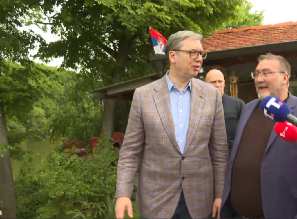 Vučić u poseti Sremskom okrugu, u Batrovcima obilazi porodicu Bulatović