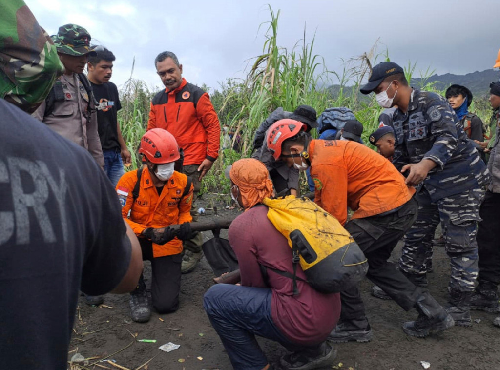 Indonezija: U erupciji vulkana Dukono na ostrvu Halmahera poginula tri planinara