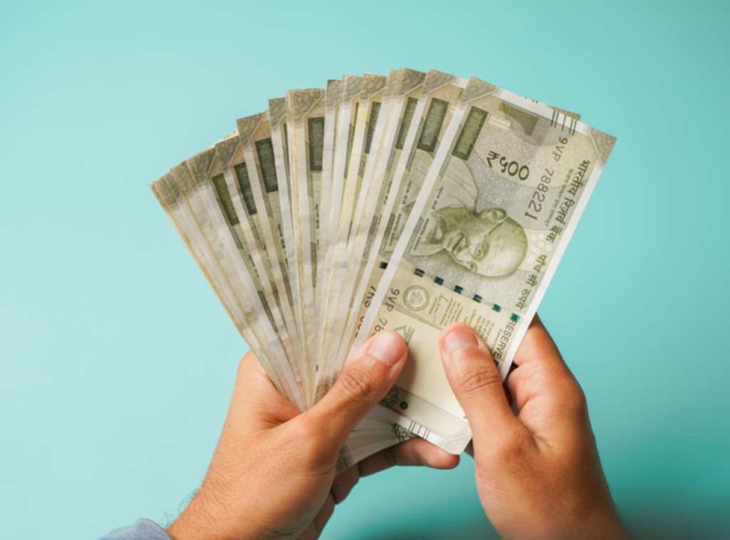 Indijska rupija pala na istorijski minimum u odnosu na dolar usled rasta cena nafte