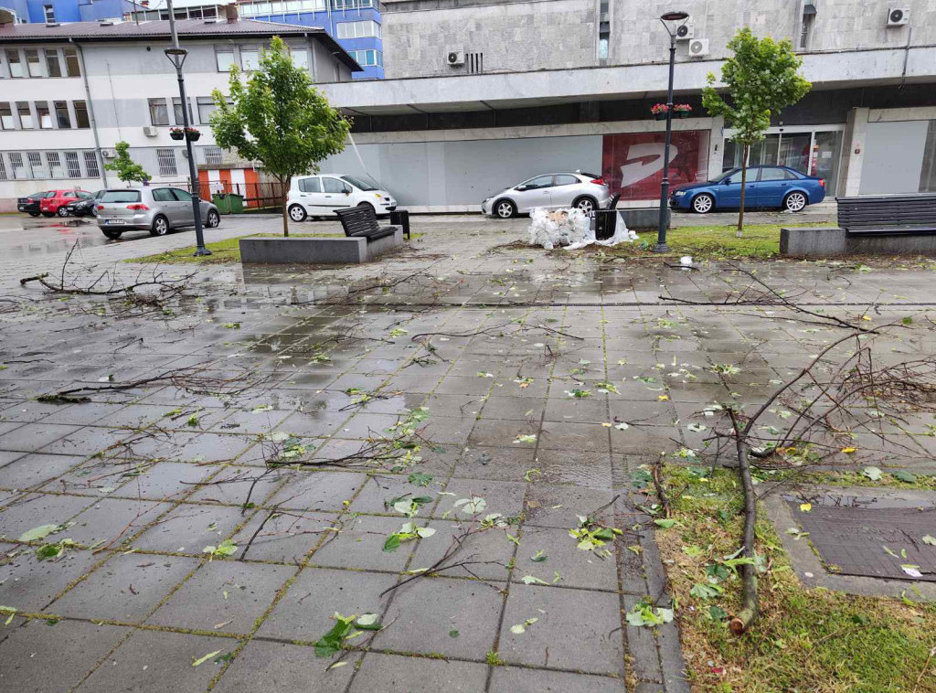 Јako nevreme stiglo u Republiku Srpsku; Olujni vetar i grad pričinili materijalnu štetu