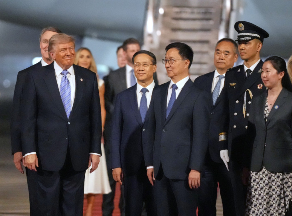 Tramp stigao u Peking uz svečani doček i crveni tepih, dočekao ga potpredsednik Kine