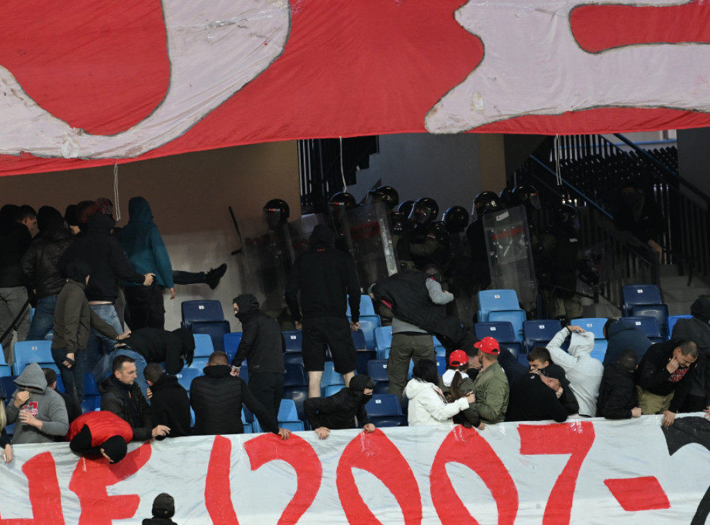 Kasni finale Kupa Srbije, sukob navijača Crvene zvezde i policije