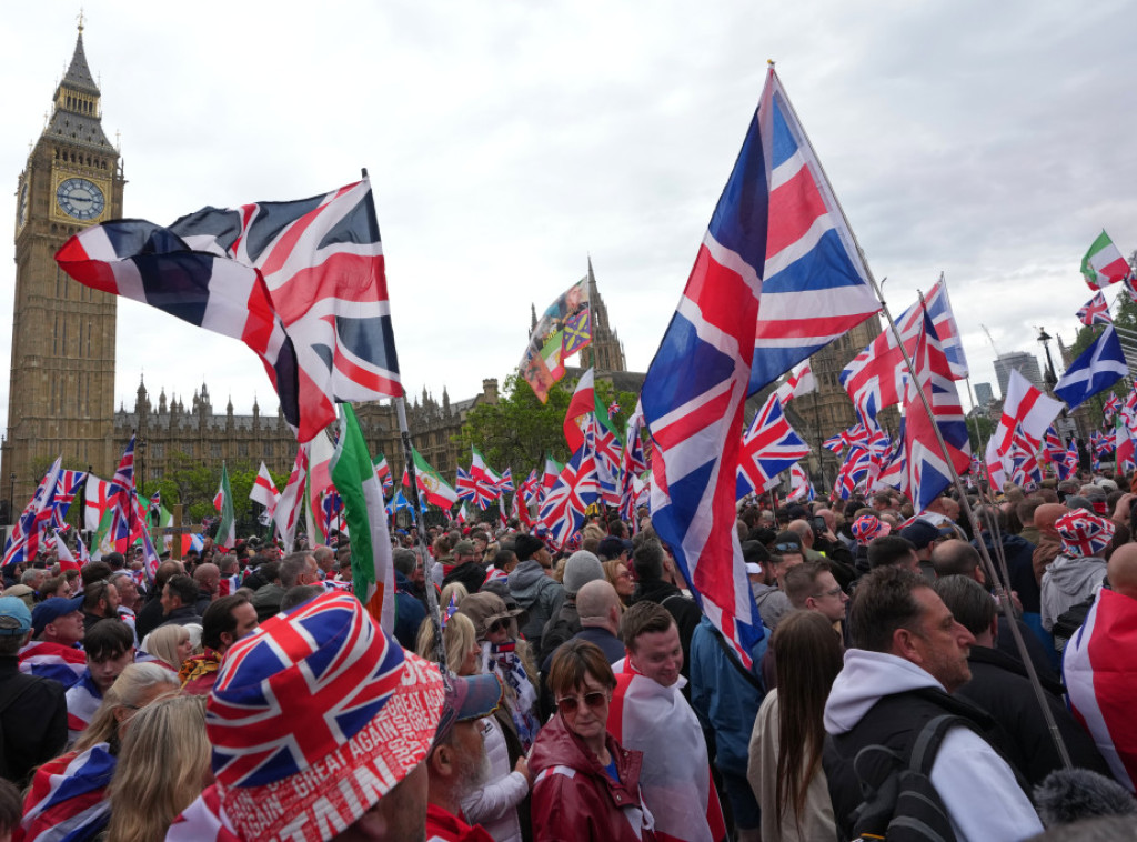 Više desetina hijada ljudi okupilo se na dve odvojene demonstracije u Londonu