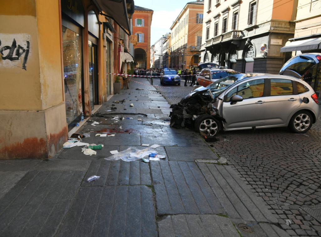 Sedmoro povređeno kada je vozač naleteo na prolaznike u Modeni
