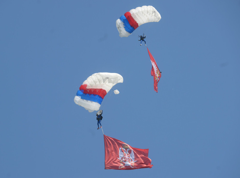 "Balkanski skok prijateljstva 2026" okupio padobrance regiona na aerodromu Lisičji jarak