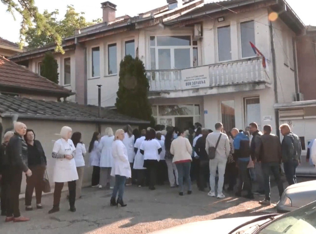 Protest radnika Doma zdravlja u Gračanici zbog hapšenja direktora zdravstv. i obrazovnih ustanov