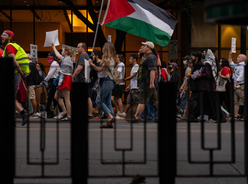 Propalestinski aktivisti blokirali prugu u Hagu, vezali se lancima za šine