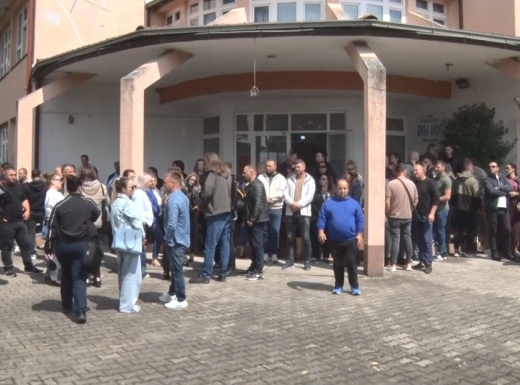 U Lipljanu skup podrške uhapšenim direkorima obrazovnih i zdravstvenih ustanova