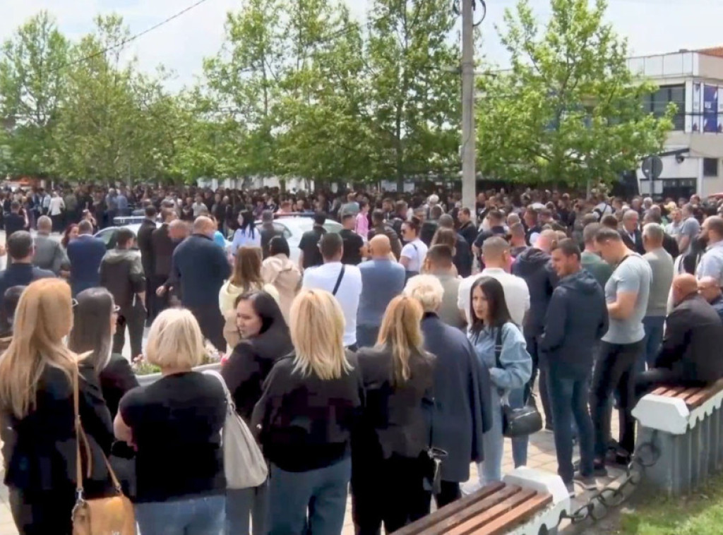 Mirni protesti zbog hapšenja sedmoro direktora održani i danas
