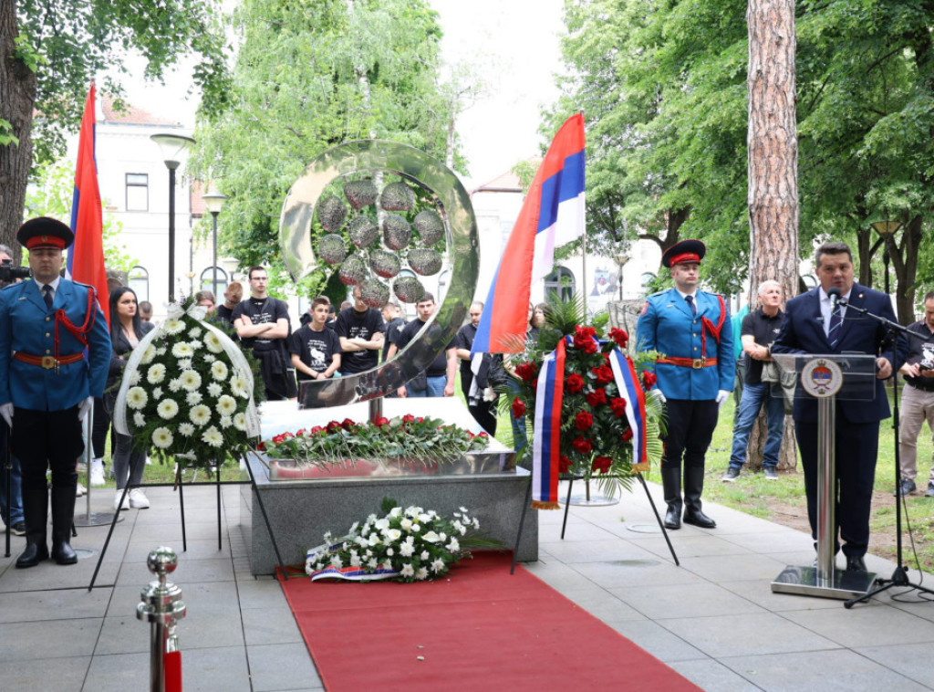 Banjaluka: Venci i cveće na spomen-obeležju "Život"