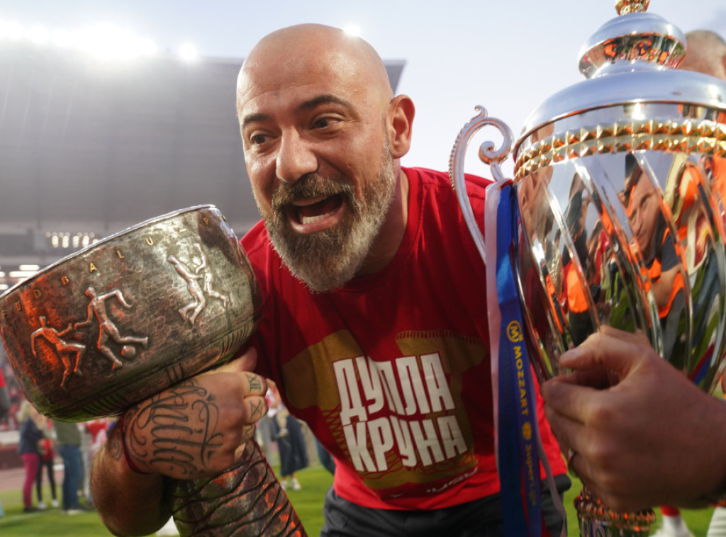 Fudbalerima Crvene zvezde uručen trofej i dodeljene medalje namenjene šampionu Srbije