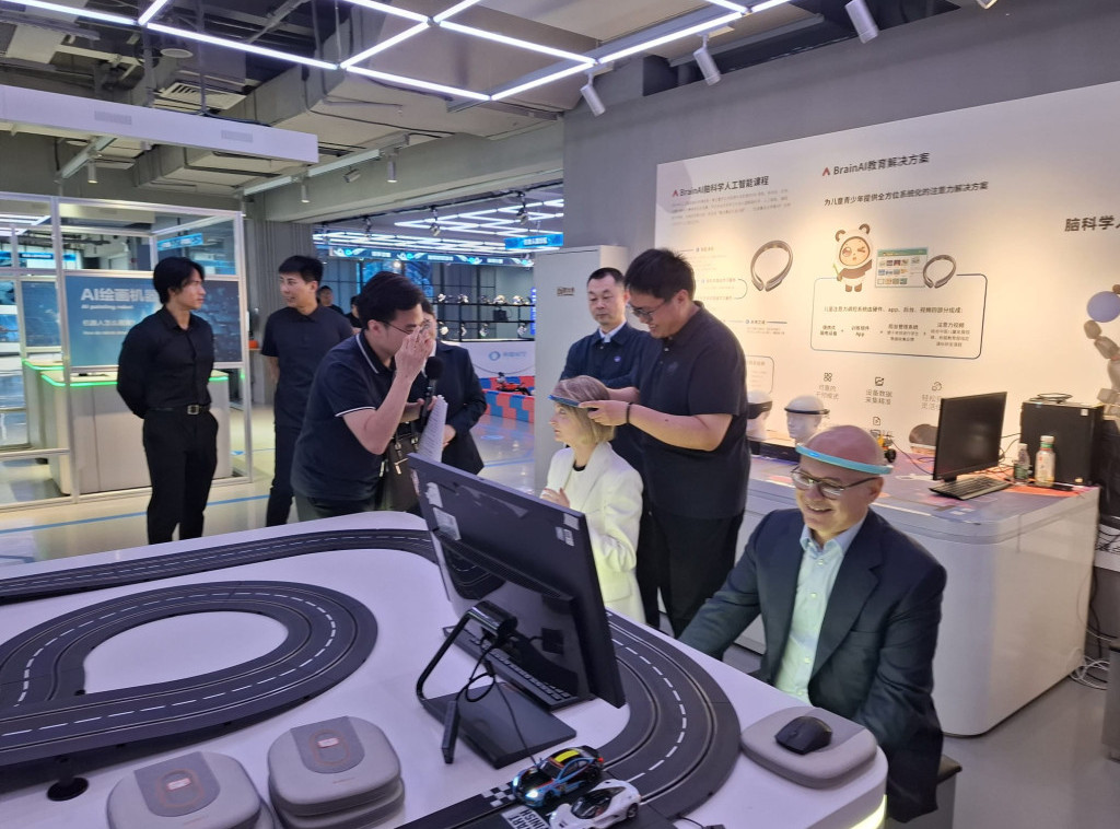 Vučević sa delegacijom SNS obišao kompaniju ZTE, superfabriku Xiaomi Auto i Svet robot