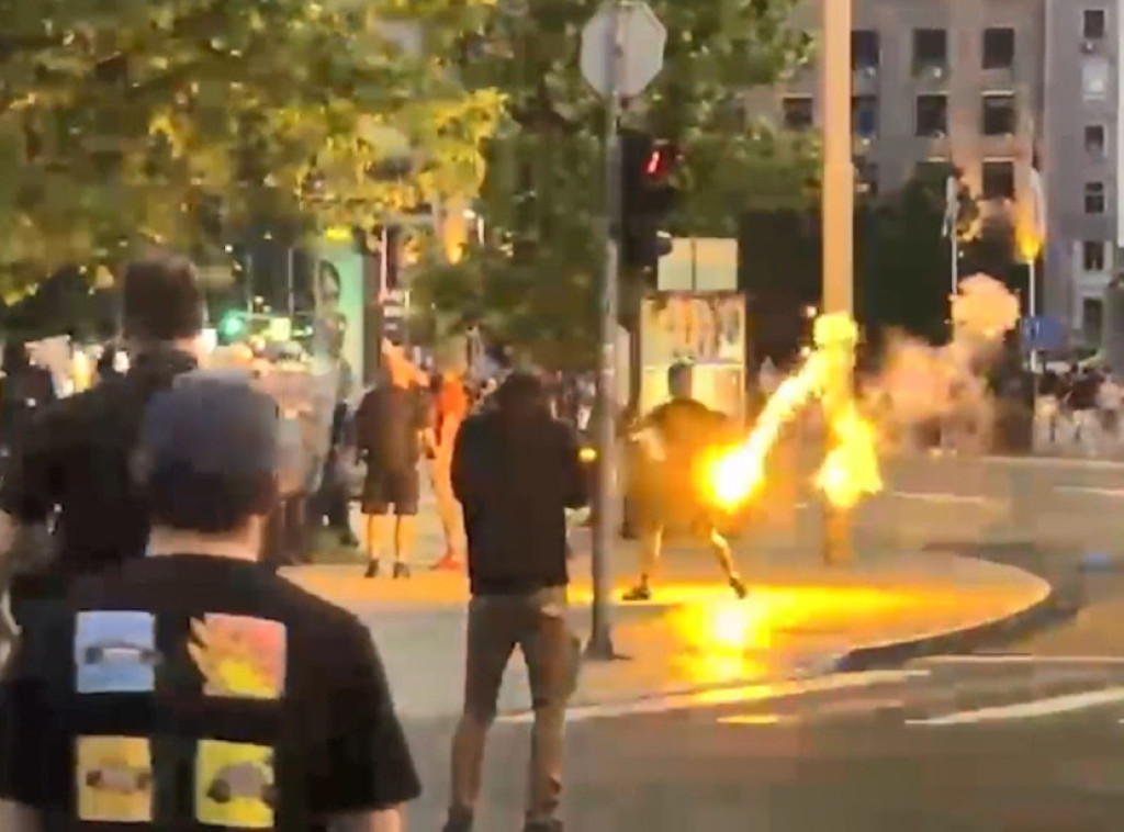 Učesnici protesta napali policiju na više mesta, policija pojačala snage, potiskuje ih