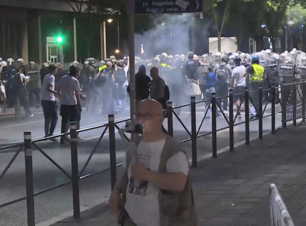 Učesnici protesta napali policiju na više mesta, policija pojačala snage, potiskuje ih
