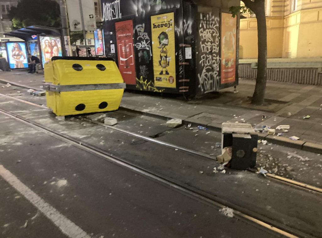 Gradska čistoća osudila vandalizam i uništavanje kontejnera na jučerašnjem protestu
