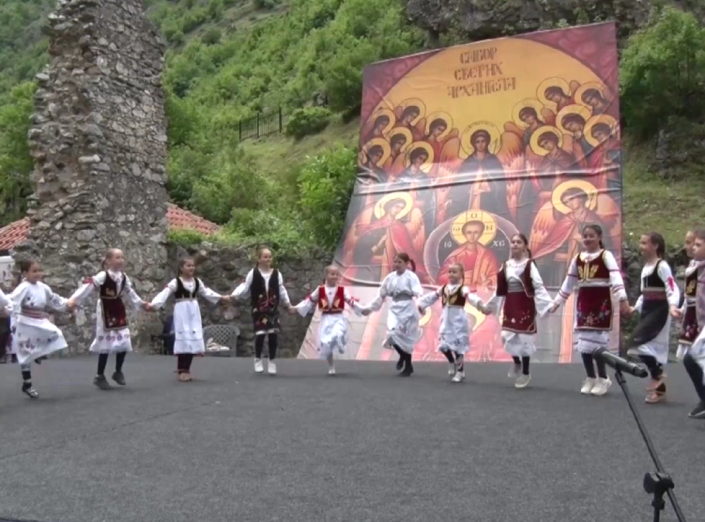 U Svetim arhangelima održana 25. Smotra dečIjeg folklora