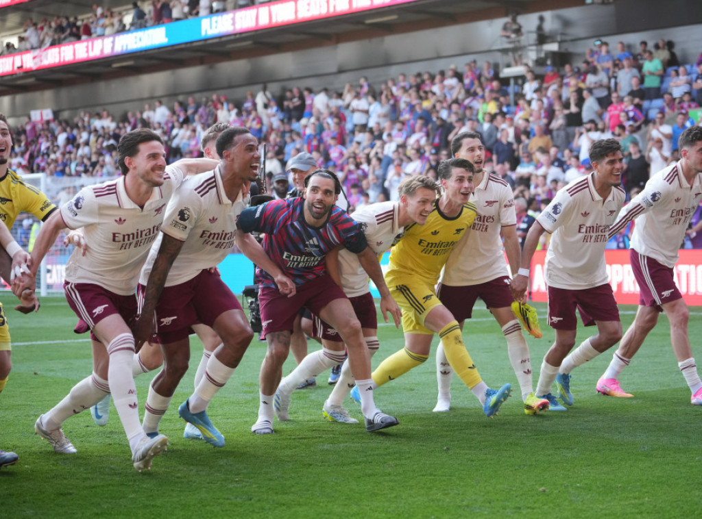 Arsenal pobedom protiv Palasa proslavio titulu, Totenhem izborio opstanak