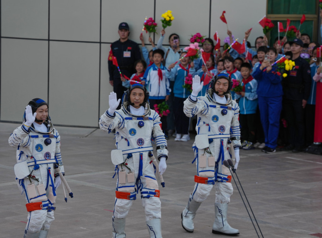 Kina poslala tri astronauta u svemir, jedan ostaje godinu dana na stanici "Tjangong"