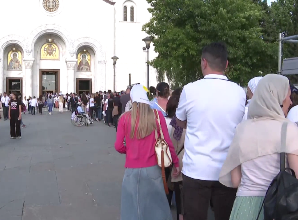 Hiljade vernika po nekoliko sati čekaju na poklonjenje Pojasu Presvete Bogorodice
