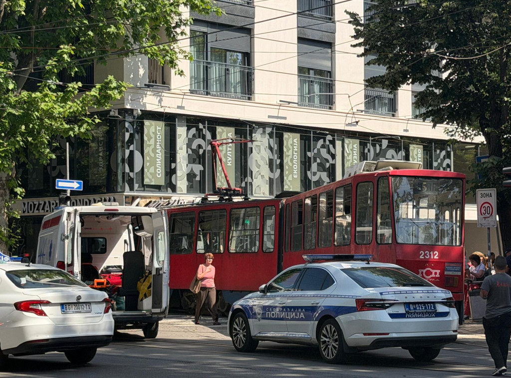 U Beogradu tramvaj izleteo iz šina i udario u izlog, povređeno više ljudi