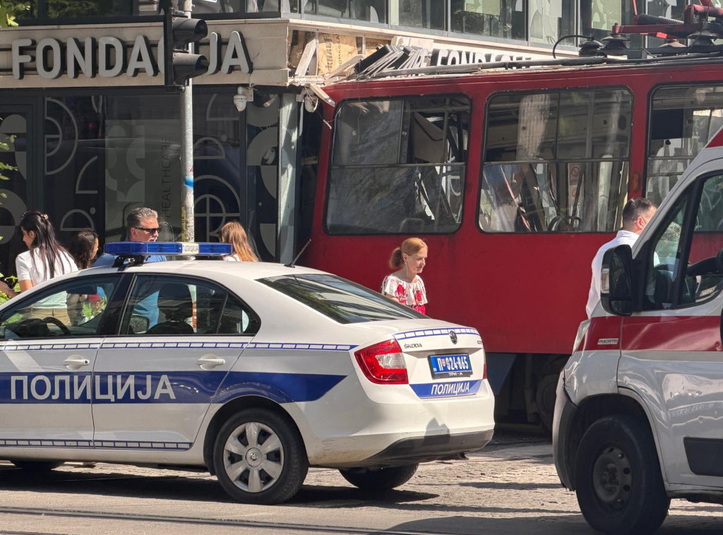 U Beogradu tramvaj izleteo iz šina i udario u izlog, povređeno 11 osoba i dvoje dece
