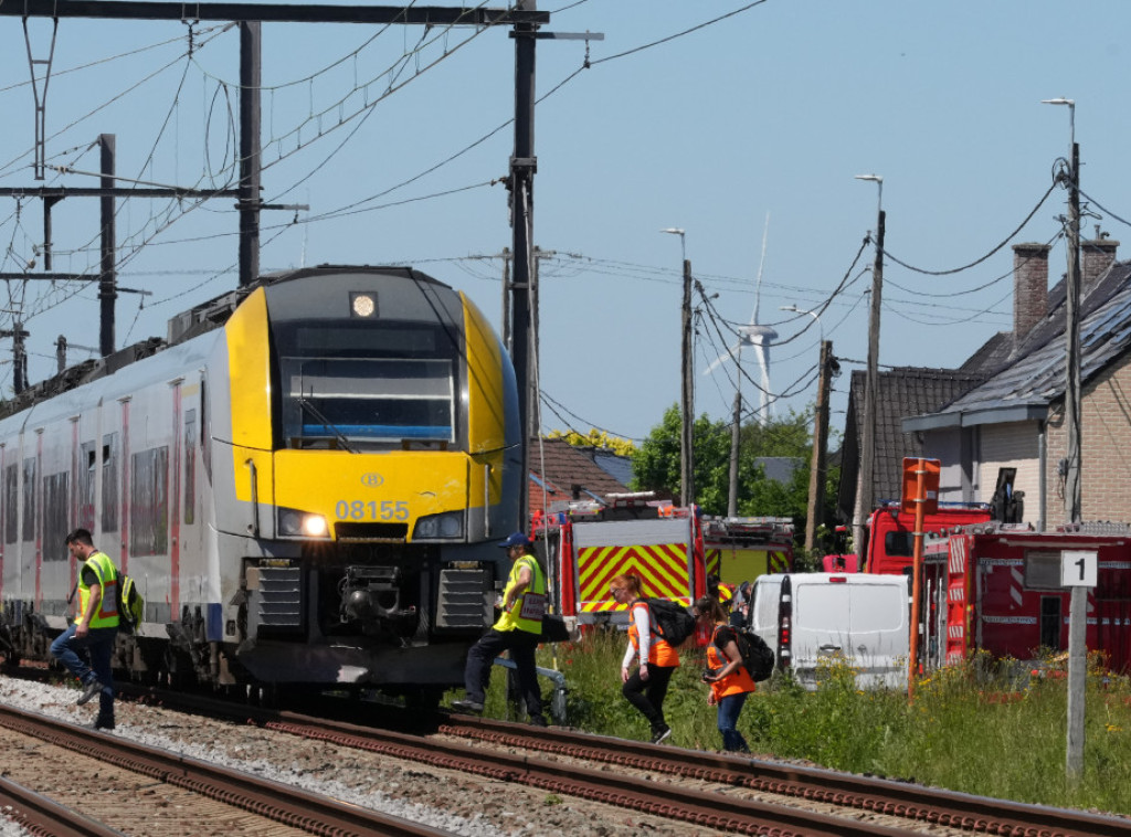 U sudaru školskog minibusa i voza u Belgiji poginule četiri osobe