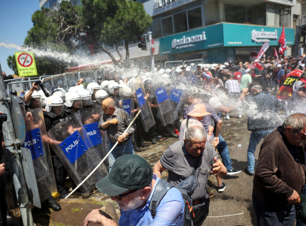 Policija za razbijanje demonstracija upotrebila vodene topove na skupu CHP u Izmiru