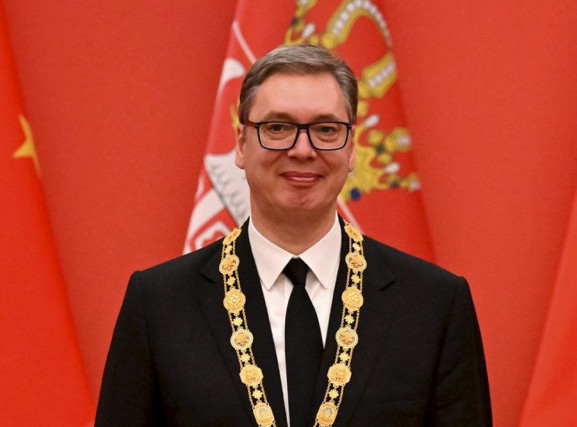 Vučić u kompaniji Mint u Đasingu, dočekali ga roboti uz srpsko kolo